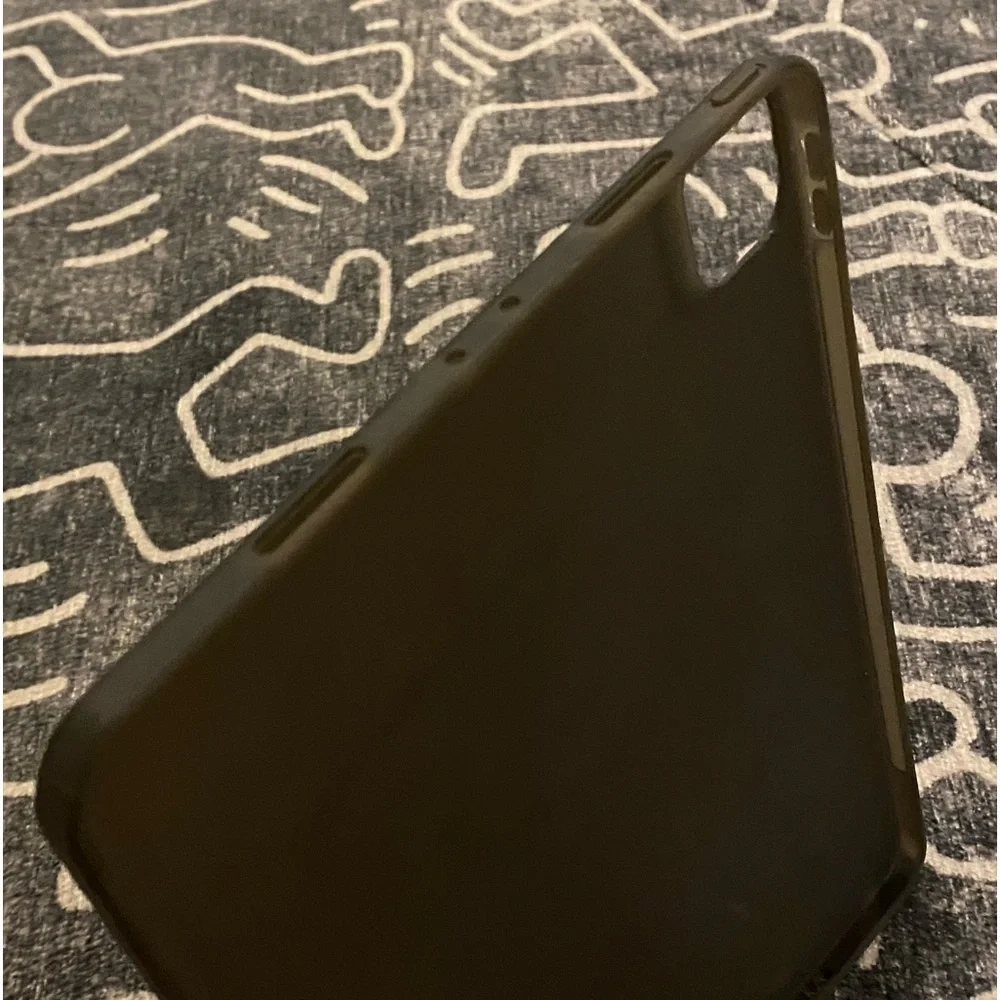 iPad pro case 11 frosted black like new